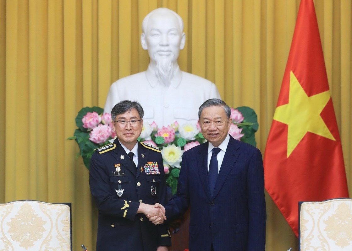 Tong Bi thu, Chu tich nuoc To Lam tiep Tu lenh Canh sat bien Han Quoc hinh anh