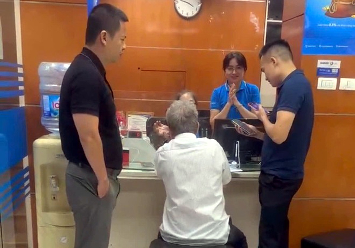 Dien bien la thuong cua cu ong bi thao tung rut 2,2 ty dong hinh anh