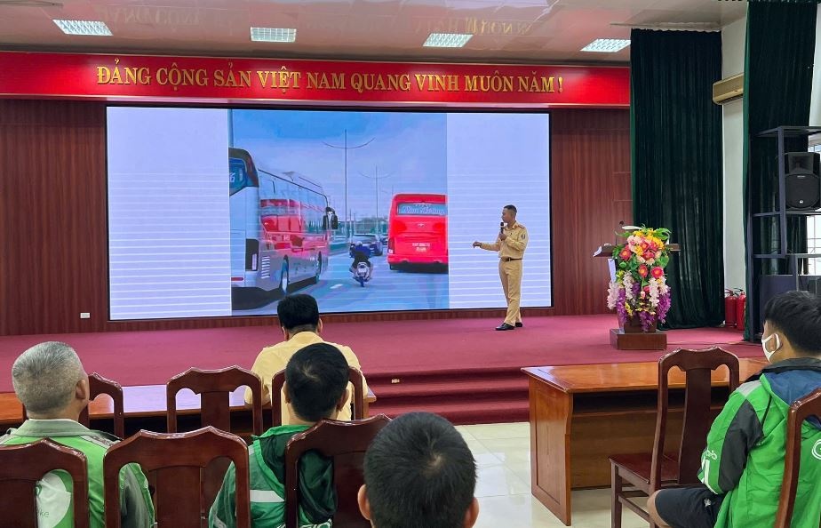 Tai xe xe om vi pham giao thong duoc cho 'hoc lai' luat hinh anh