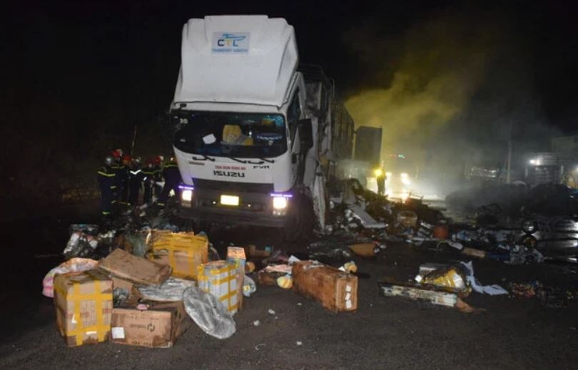 Xe tai boc chay trong dem, hang tram den trung thu bi thieu rui hinh anh