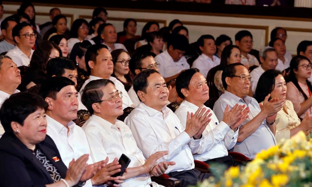 Chu tich Quoc hoi du Chuong trinh nghe thuat dac biet 'Nang Ba Dinh' hinh anh