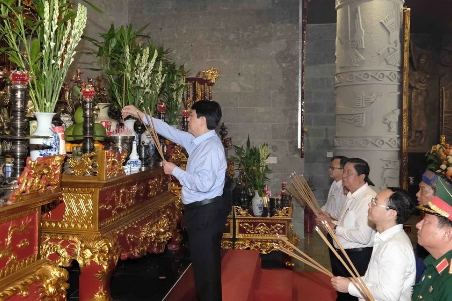 Thuong truc Ban Bi thu dang huong tai Den tho cac Vua Hung TP Can Tho hinh anh