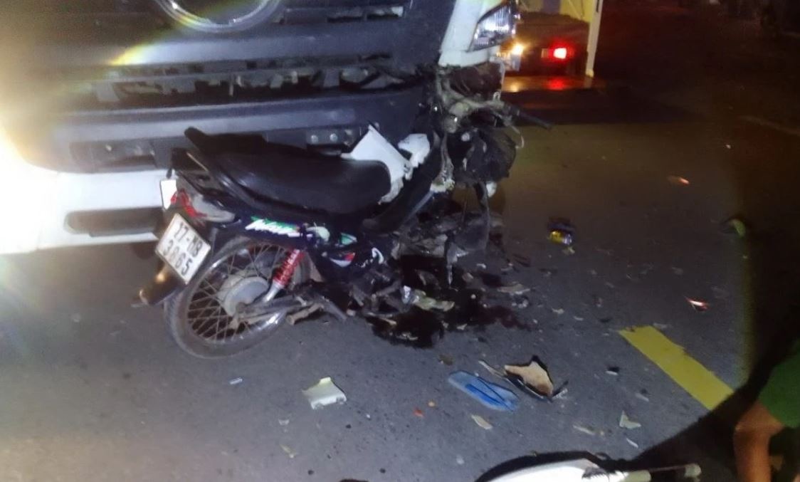 Xe tai dam xe may, hai nguoi tu vong o Binh Phuoc hinh anh