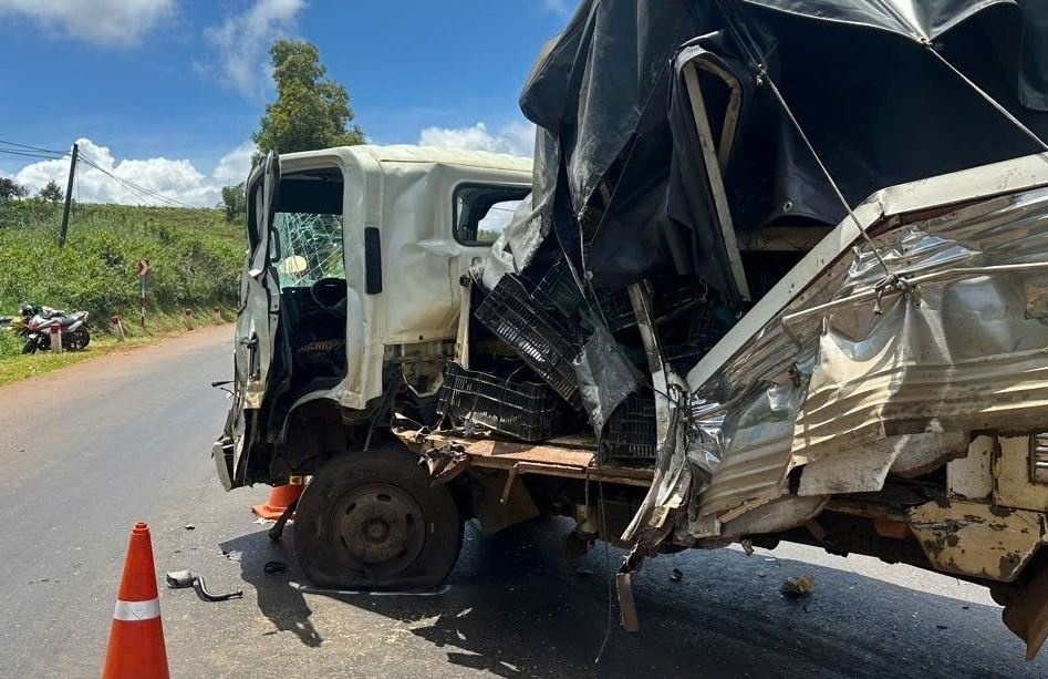 4 xe tai tong nhau o Dak Lak hinh anh