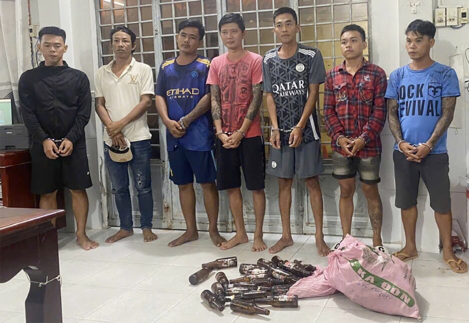 Bat them 7 doi tuong uy hiep ngu dan, 'bao ke' tren vung bien hinh anh
