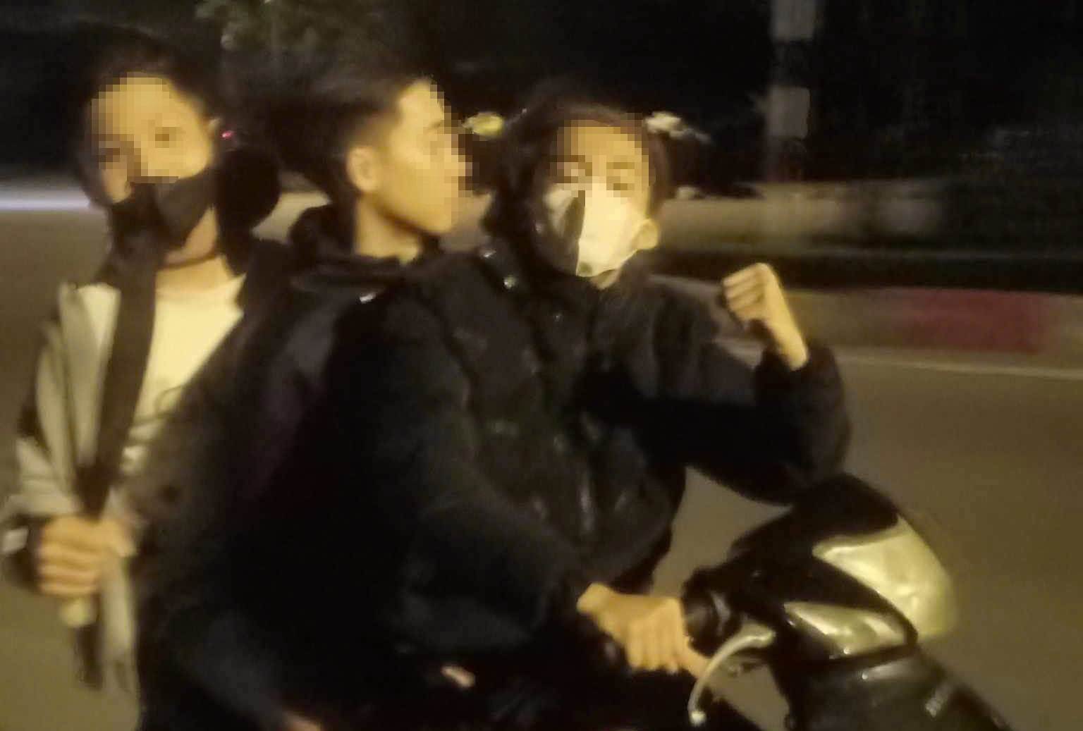 Nhom thanh thieu nien chat, cuop bien so xe de khoe tren mang xa hoi hinh anh