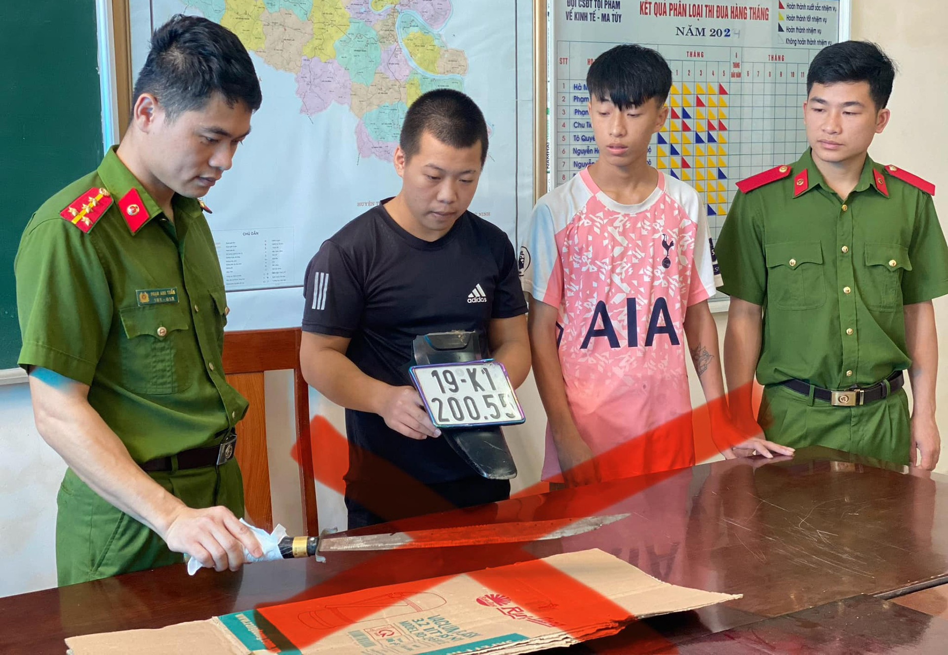 Ly do kho tin khien nhom doi tuong vung dao chem nguoi trong dem hinh anh