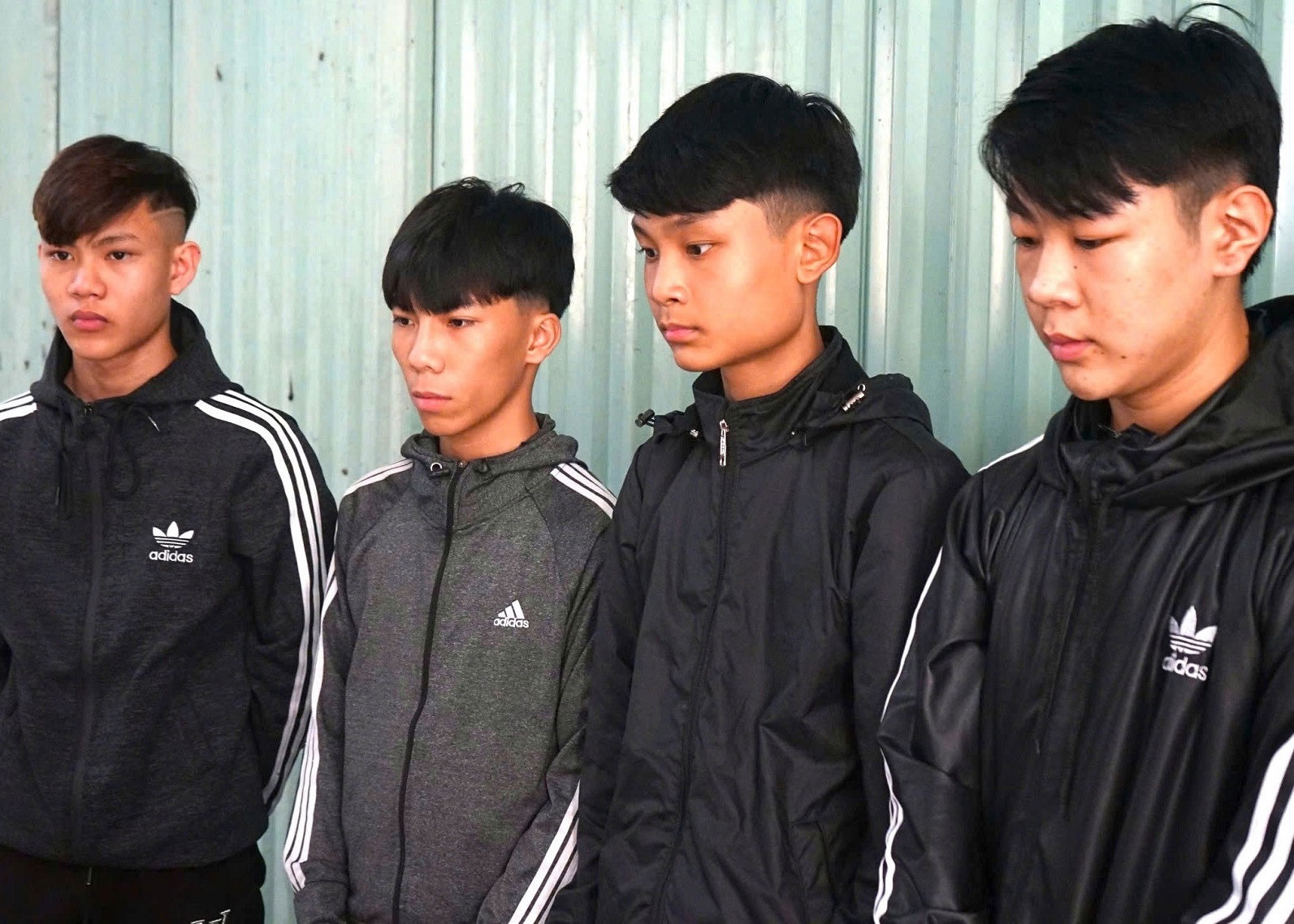 Khoi to nhom thanh thieu nien ep xe, chem nham nhieu nguoi di duong hinh anh