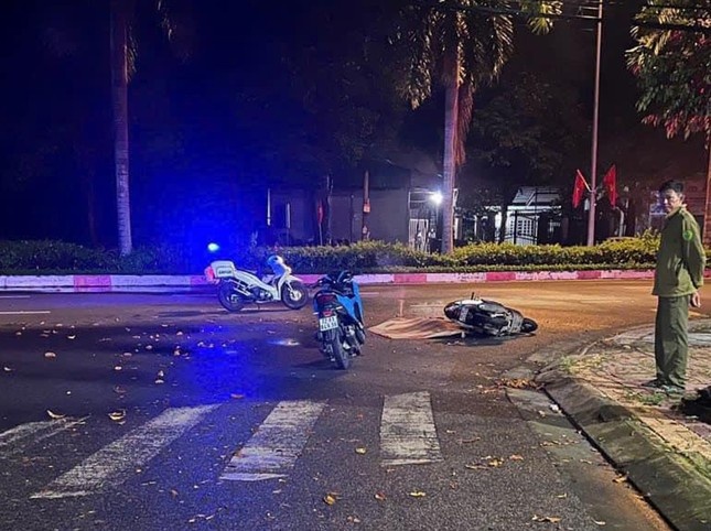 Khach hat karaoke bi danh tu vong vi ban trai tiep vien noi con ghen hinh anh