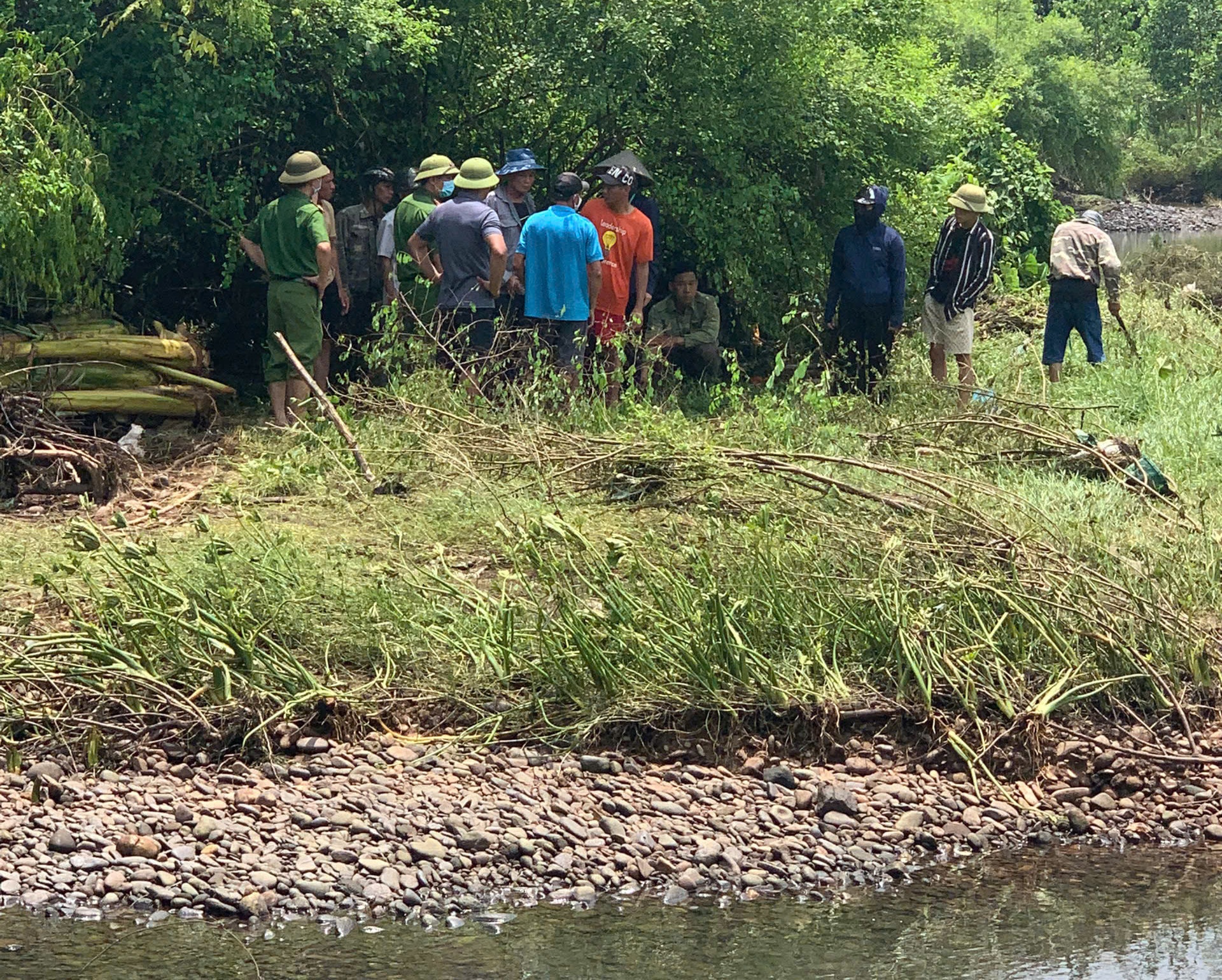 Tim thay thi the thanh nien bi lu cuon o Thai Nguyen hinh anh