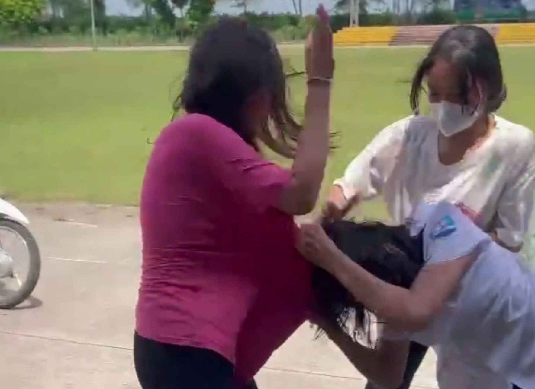 Nu sinh lop 7 o Hai Duong bi danh hoi dong hinh anh