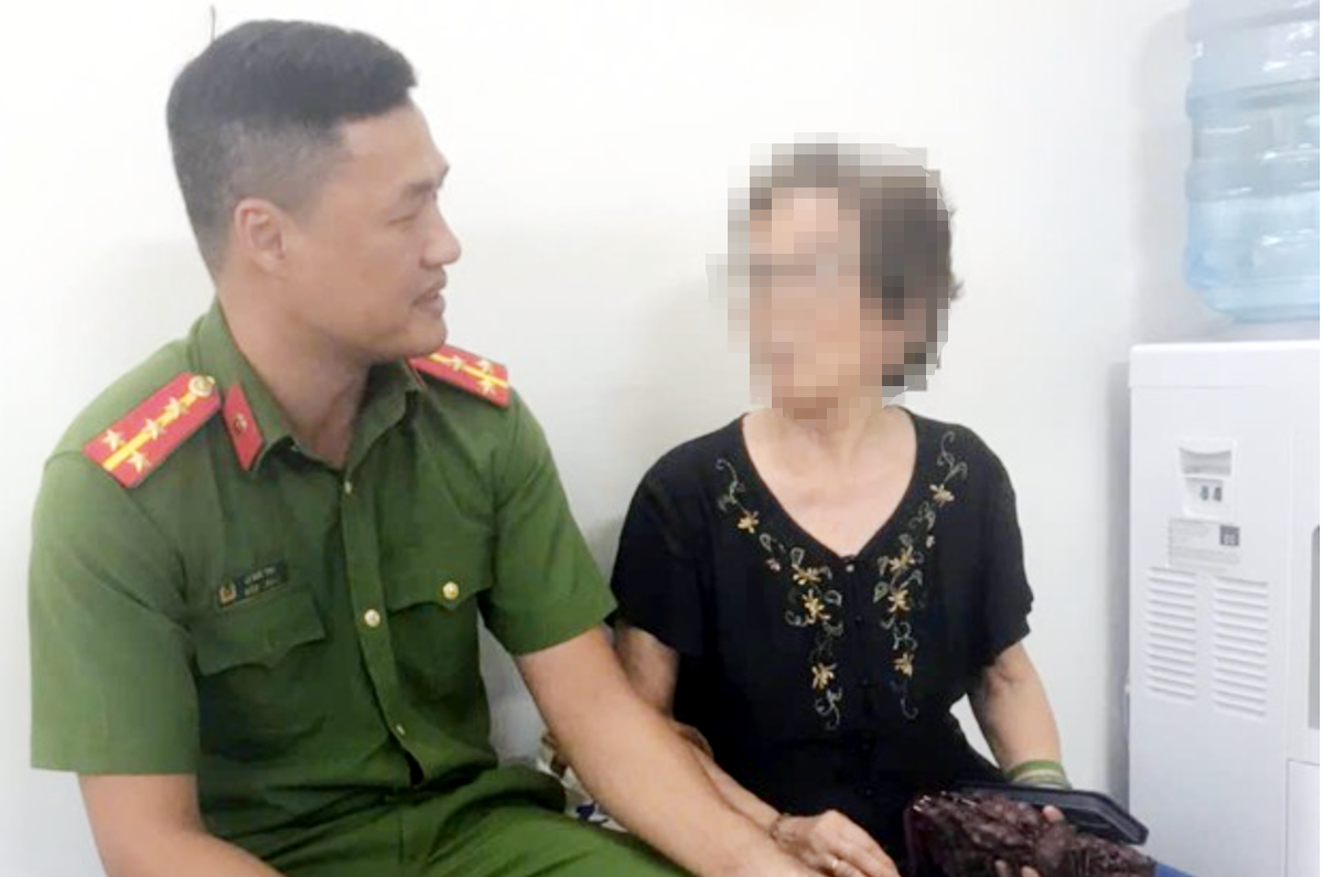 Ngan chan vu lua dao tu bieu hien la cua cu ba 82 tuoi tai ngan hang hinh anh