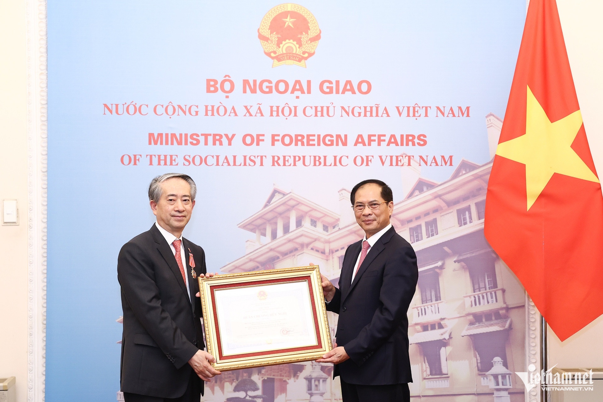 Trao Huan chuong huu nghi cua Chu tich nuoc tang Dai su Trung Quoc hinh anh