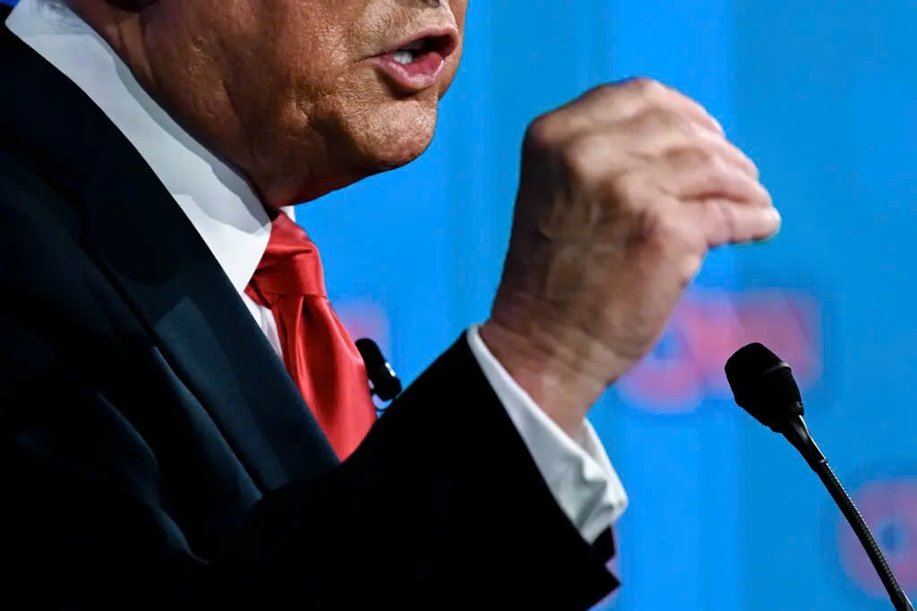 Vi sao ba Harris muon ong Trump 'khong tat mic' hinh anh