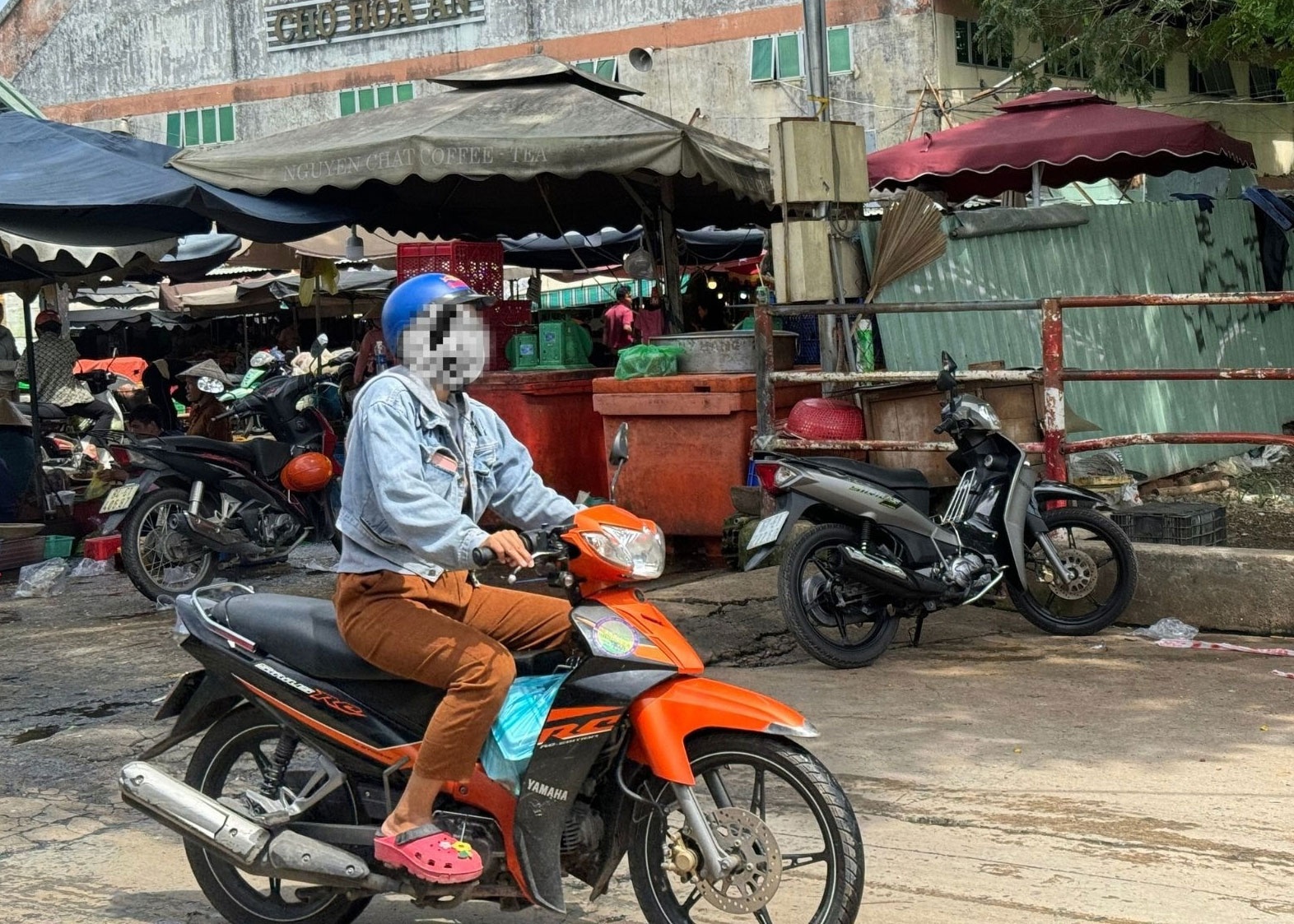 Nhan vien boc xep ban trong thuong 2 vo chong trong quan ca phe hinh anh