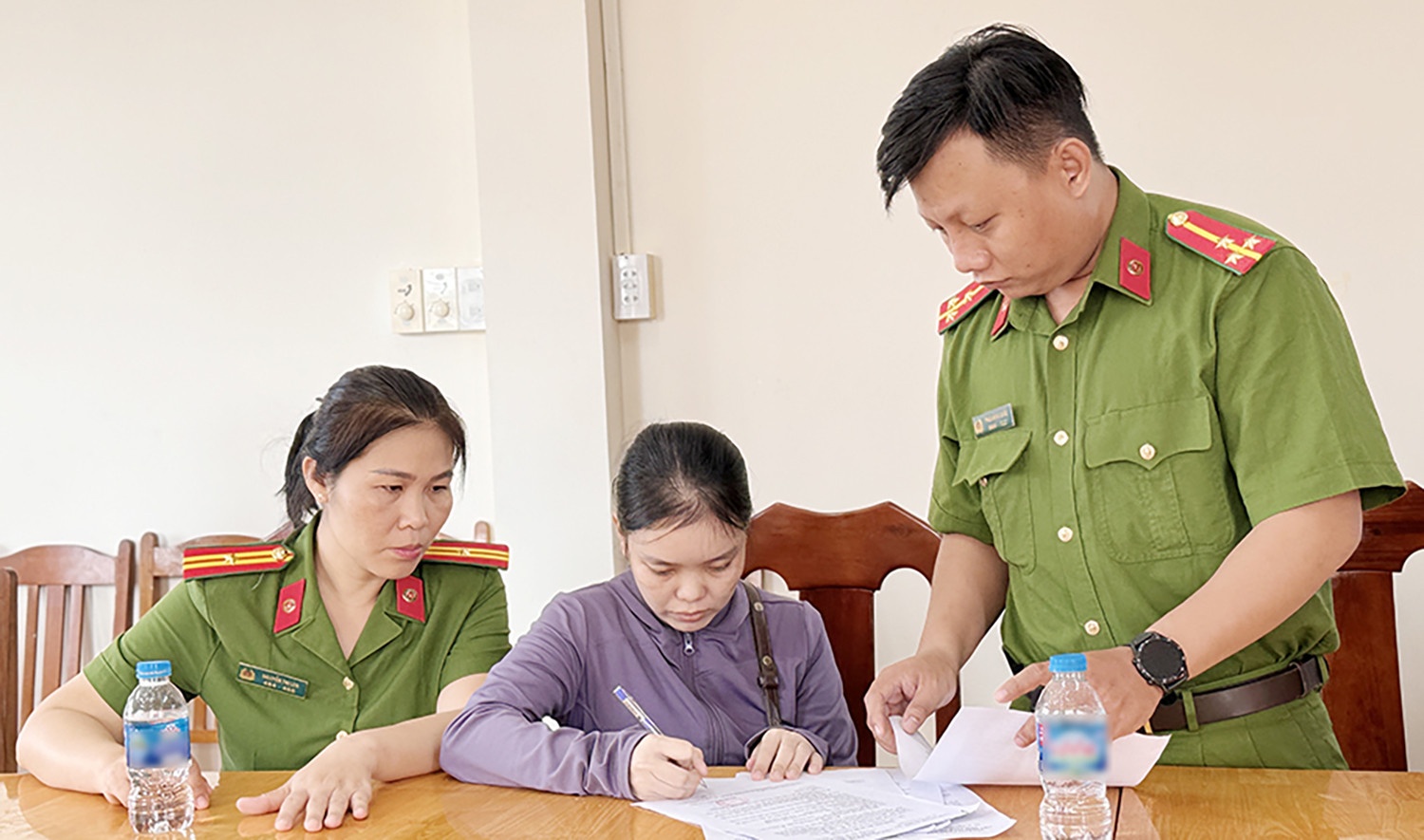 Nu nhan vien ngan hang lua dao chiem doat cua khach hon 1 ty dong hinh anh
