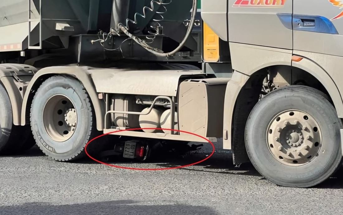 Xe ben cuon xe may vao gam, cu ong 73 tuoi tu vong hinh anh