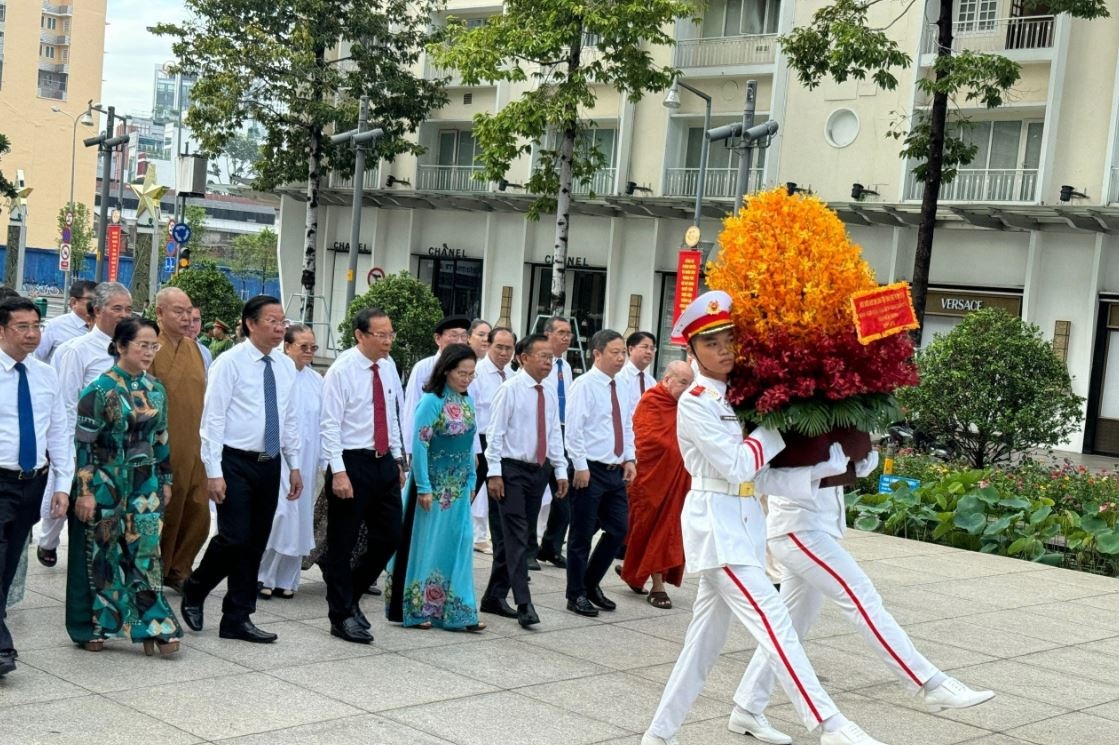 Dang huong tuong niem Chu tich Ho Chi Minh, Chu tich Ton Duc Thang hinh anh