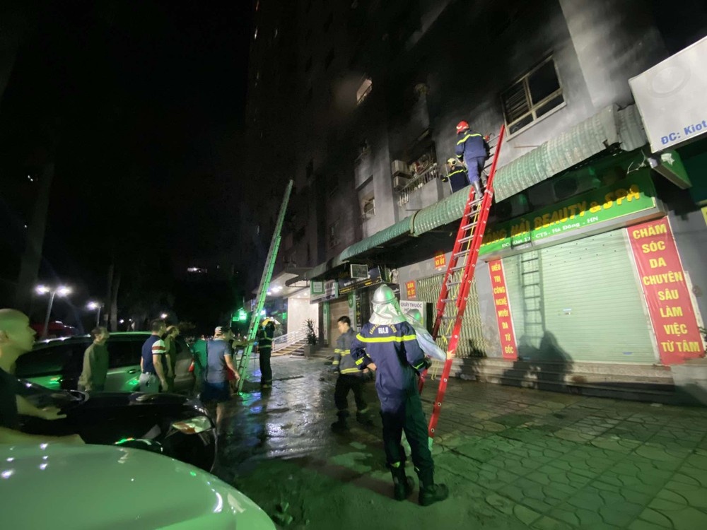 Can chung cu chay ngun ngut trong dem o Ha Noi hinh anh