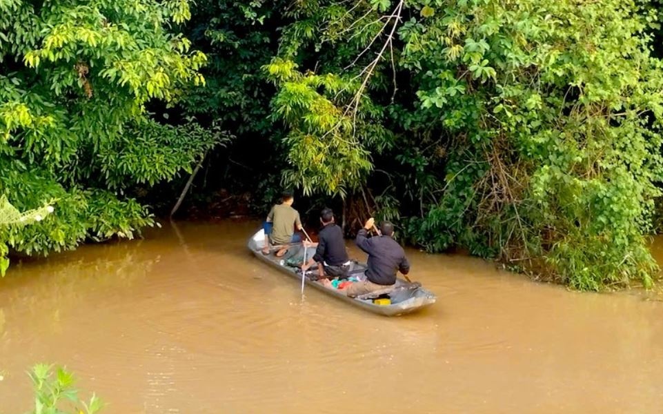 Hai chi em ruot o Gia Lai bi nuoc cuon tu vong hinh anh