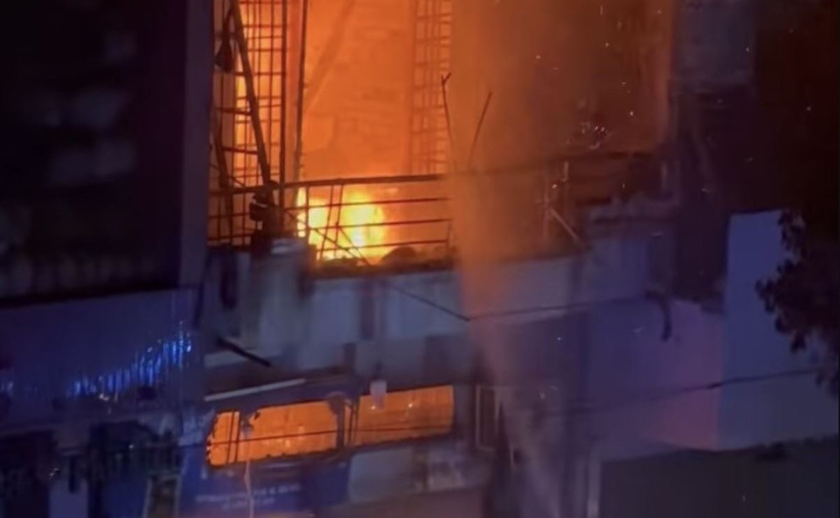 Chay nha trong dem o TP.HCM, 3 nguoi kip treo sang hang xom hinh anh