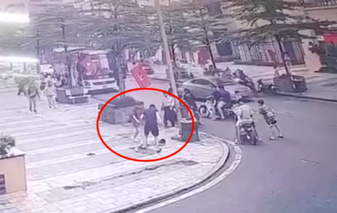 Tam giu nguoi danh be 12 tuoi giua san chung cu o Ha Noi hinh anh