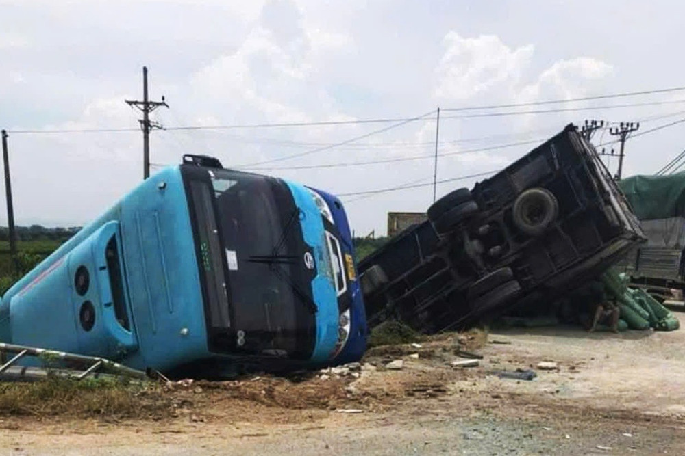 Xe buyt xuong muong anh 1