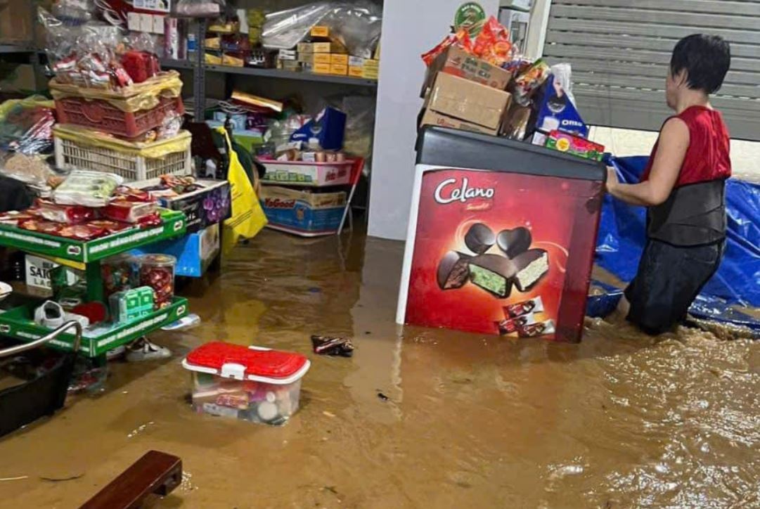 Mua lon mot gio, 74 ngoi nha o TP Lao Cai chim trong nuoc hinh anh