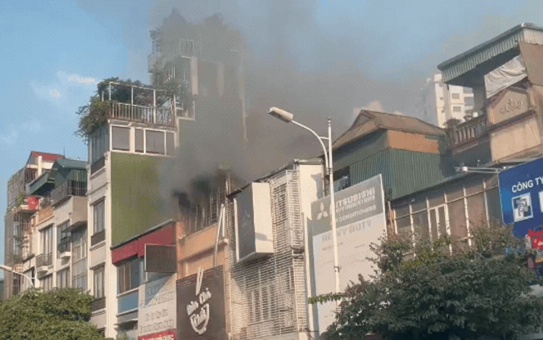 Chay nha dong kin o Ha Noi, nguoi dan pha cua cuu hoa hinh anh