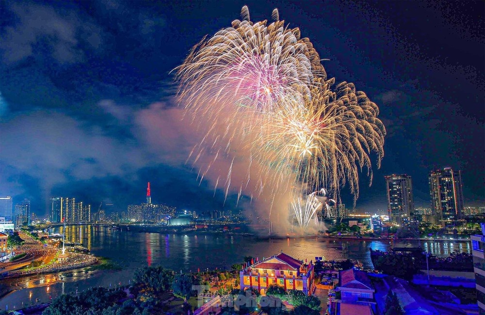 Cam xe nhieu duong trung tam TP.HCM dip 2/9 hinh anh