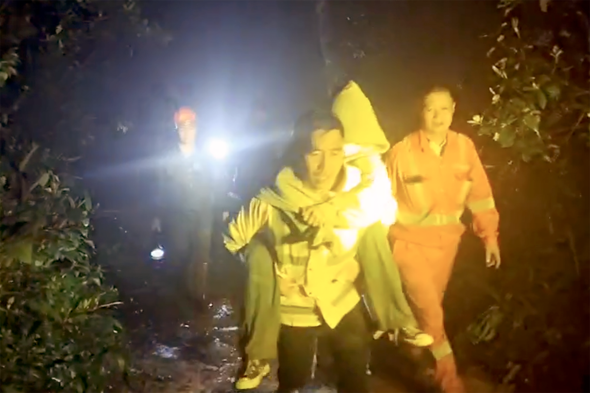 5 sinh vien TP.HCM lac trong rung khi leo nui Langbiang hinh anh