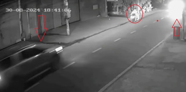 Khoanh khac xe ban tai tong hai xe may len via he hinh anh