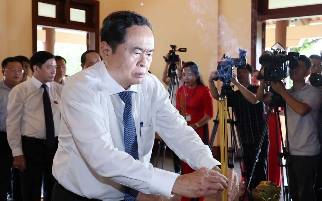 Chu tich Quoc hoi dang huong tuong nho cac tien boi cach mang hinh anh