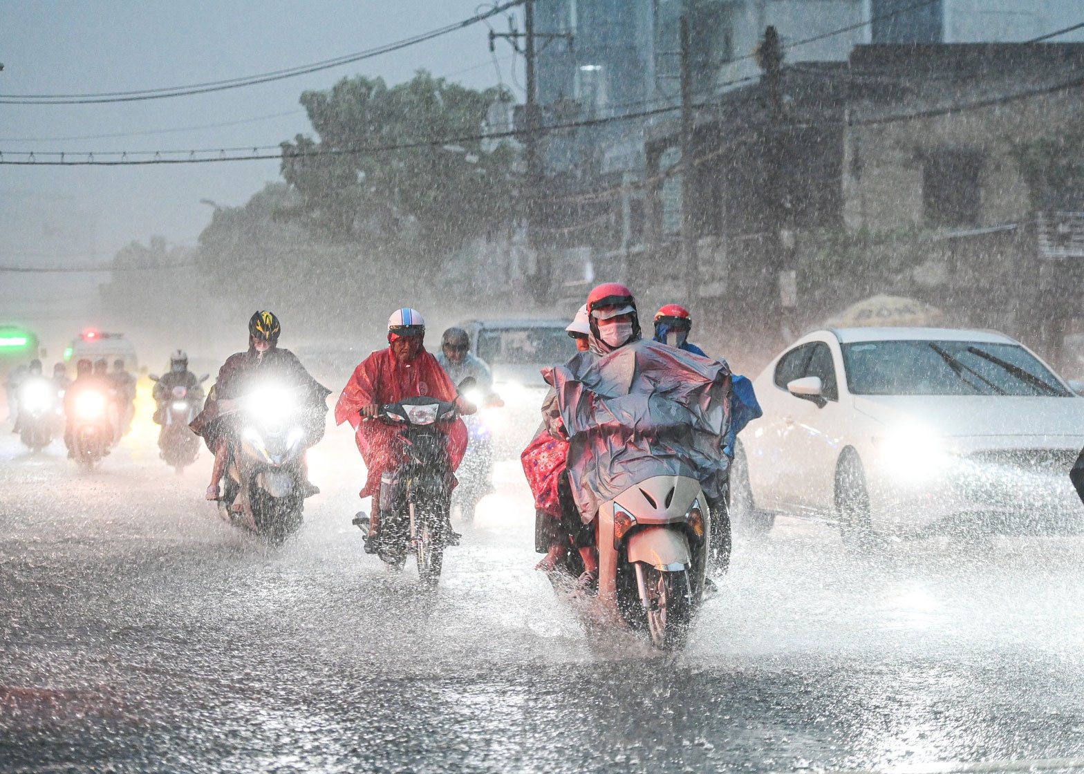 Thang 9 kha nang xuat hien bao tren Bien Dong, TP.HCM co nhieu dot mua hinh anh
