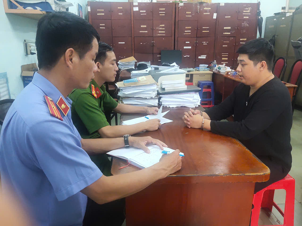 Tat son,  Doi no thue,  TP.HCM anh 1