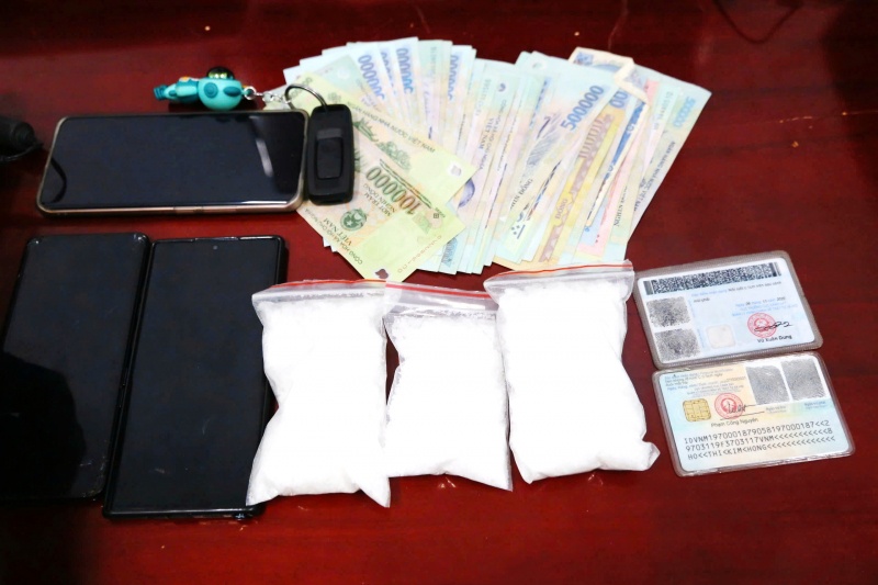 Bat 6 doi tuong trong duong day ma tuy, thu giu 1 khau sung hinh anh