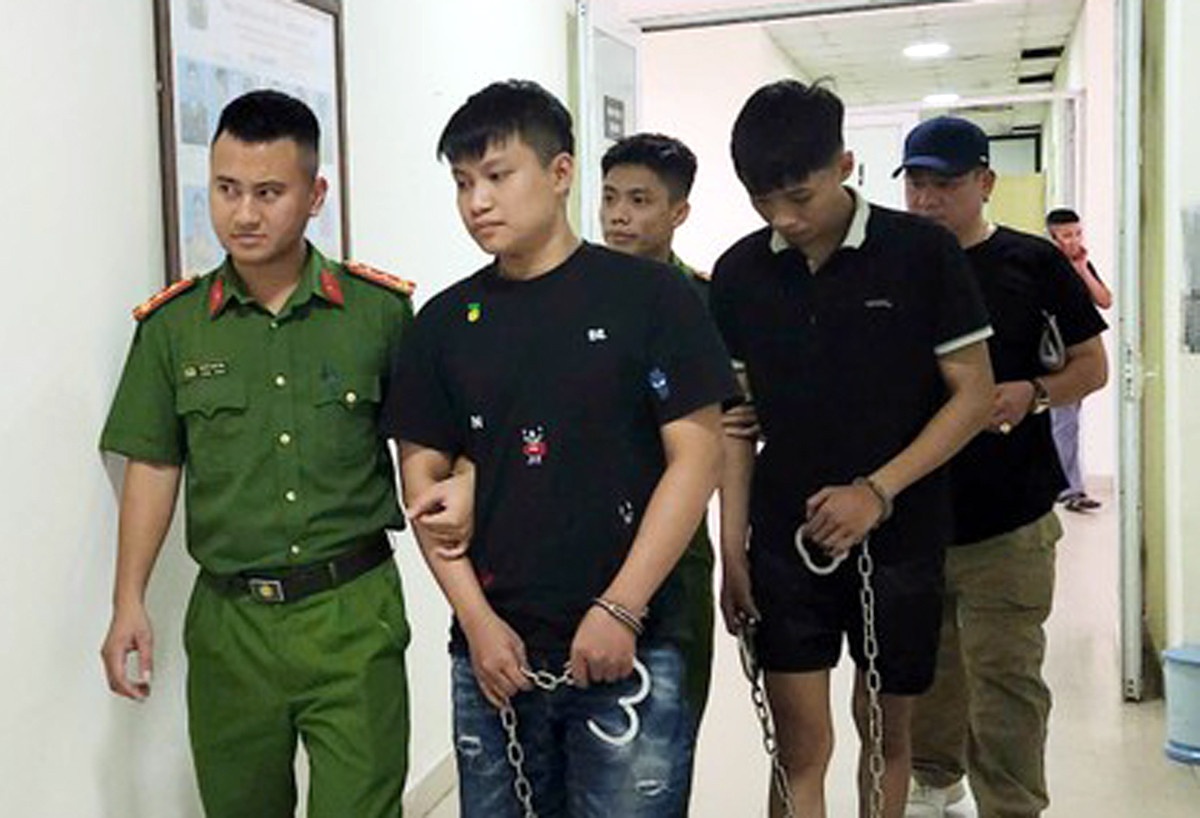 Khoi to 2 nam sinh vien dung kiem cuop tai san trong dem hinh anh