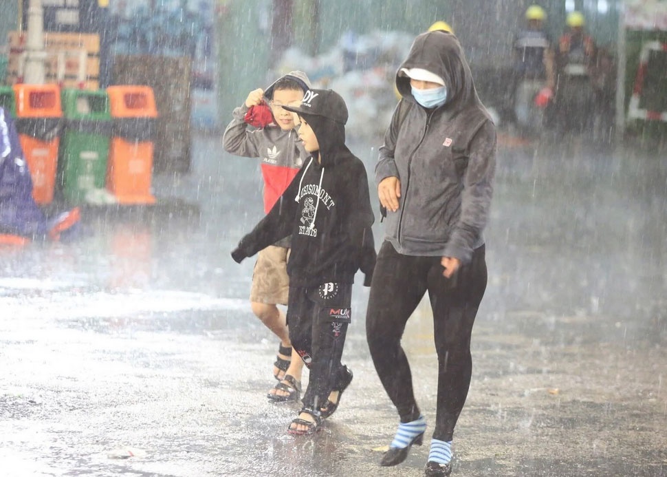 Nguoi dan TP.HCM dam mua, doi nang di choi le 2/9 hinh anh