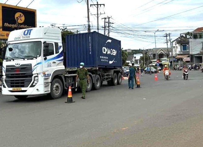 Tam giu lai xe dau keo container can tu vong 2 di chau o Binh Phuoc hinh anh