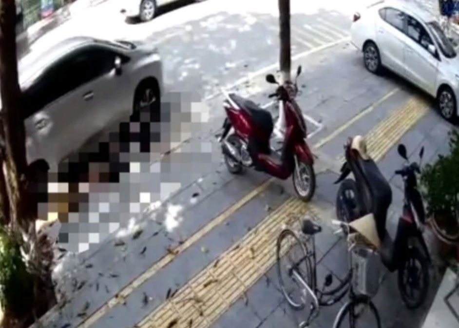 Nu tai xe o Bac Giang tong roi cuon cu ba vao gam oto hinh anh