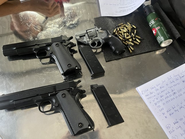 Bi canh sat truy duoi, doi tuong nem 3 khau sung vao nha dan phi tang hinh anh