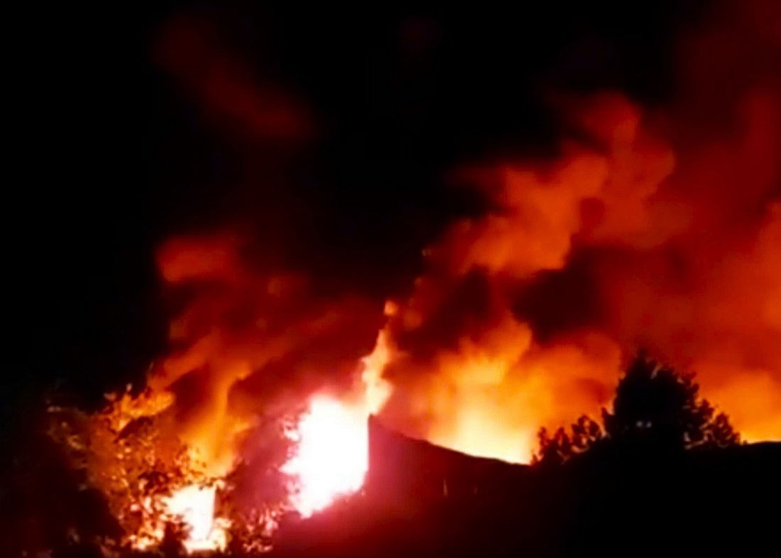 Chay lon tai kho chua dau nhot o thanh pho Bao Loc, 5 oto bi thieu rui hinh anh