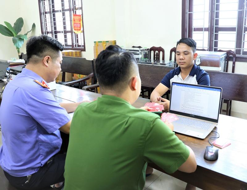 Bat doi tuong mua, ban trai phep hon 18.000 tai khoan ngan hang hinh anh