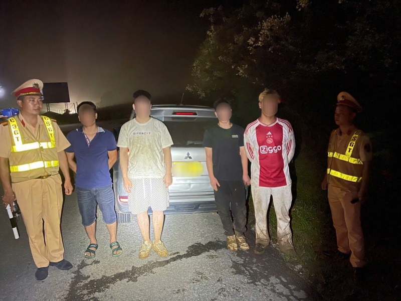 Phat hien taxi cho 6 nguoi nuoc ngoai nhap canh trai phep hinh anh