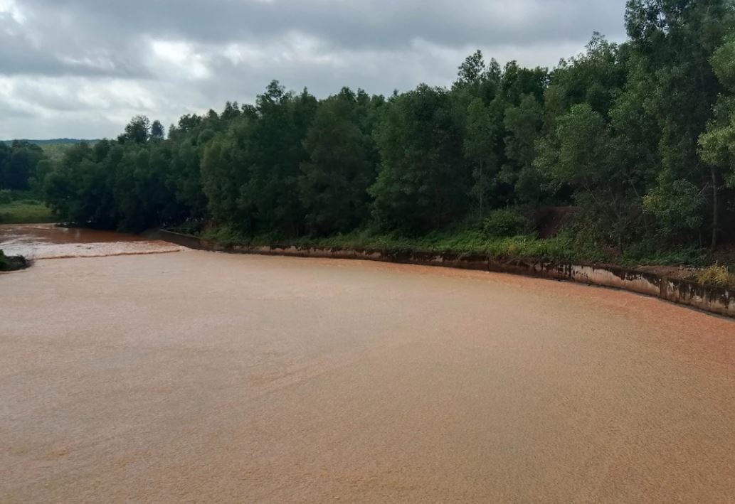 Ru nhau vao dap nuoc choi, hai hoc sinh bi nuoc cuon troi hinh anh
