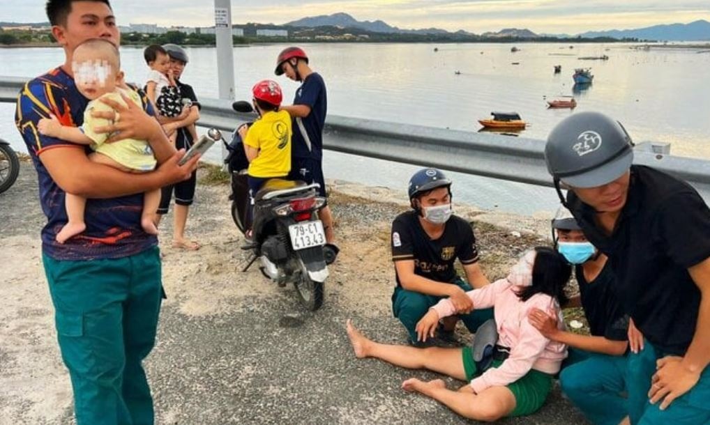 Ngan kip thoi mot phu nu om con dinh nhay cau tu tu hinh anh