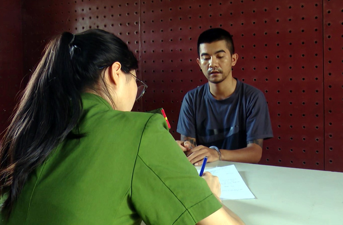 Bat ke dot nhap nha tro, hiep dam, cuop day chuyen cua nguoi phu nu hinh anh