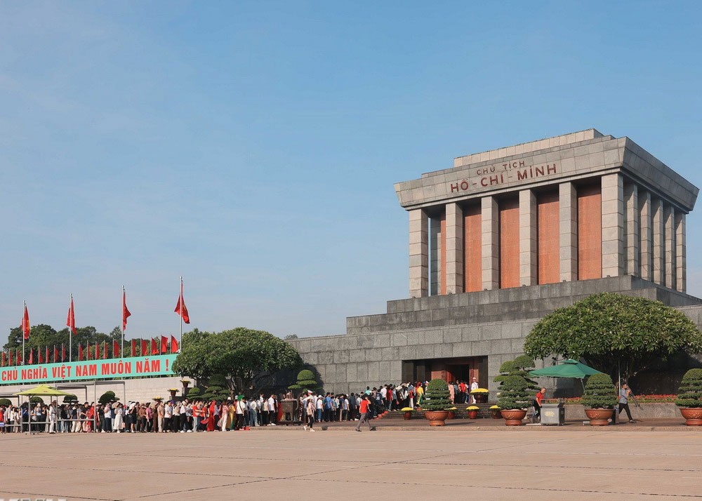 Hon 30.000 luot nguoi vao Lang vieng Bac trong ngay 2/9 hinh anh