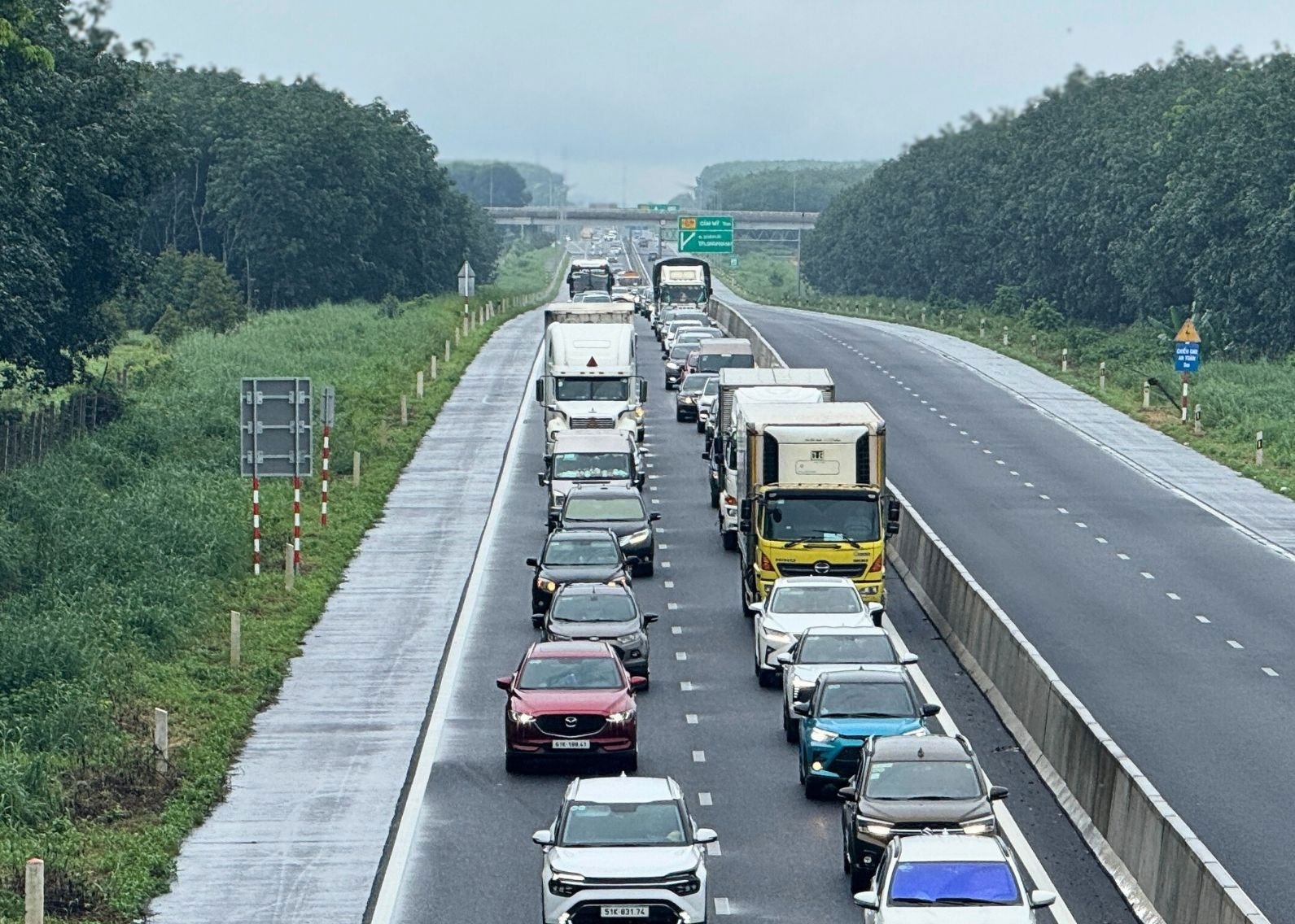 Nghin phuong tien 'xep hang' dai tren cao toc Phan Thiet - Dau Giay hinh anh