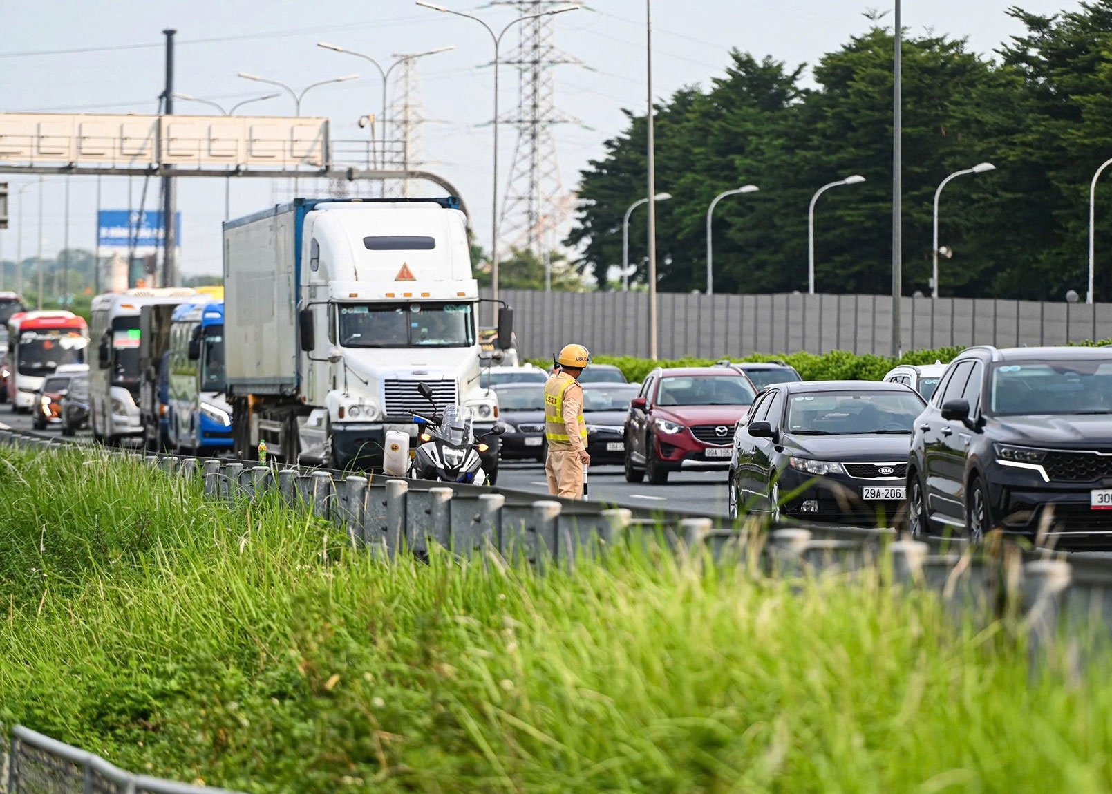 Ket thuc ky nghi le 2/9 som, nguoi dan un un tro ve Ha Noi hinh anh